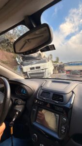 Grave acidente entre carretas mobiliza resgate e causa lentidão na BR-381, na Serra de Igarapé