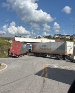 ACIDENTE EM ITAGUARA DEIXA CABINE DE CAMINHÃO TOTALMENTE DESTRUÍDA