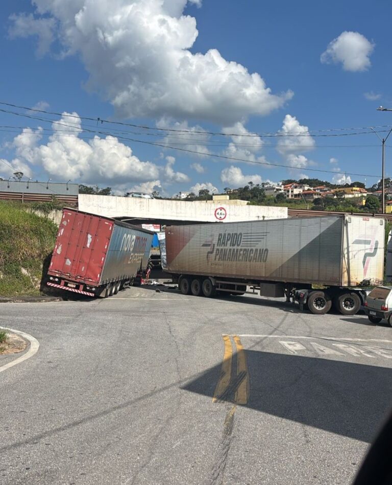 ACIDENTE EM ITAGUARA DEIXA CABINE DE CAMINHÃO TOTALMENTE DESTRUÍDA