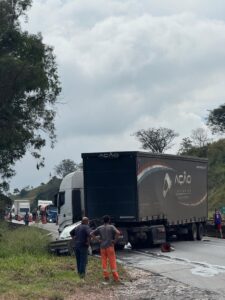 ACIDENTE COM CARRETA FECHA A SERRA DE ITAGUARA SENTIDO SÃO PAULO