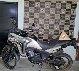 SUSPEITO É PRESO COM MOTOCICLETA FURTADA EM ITAGUARA